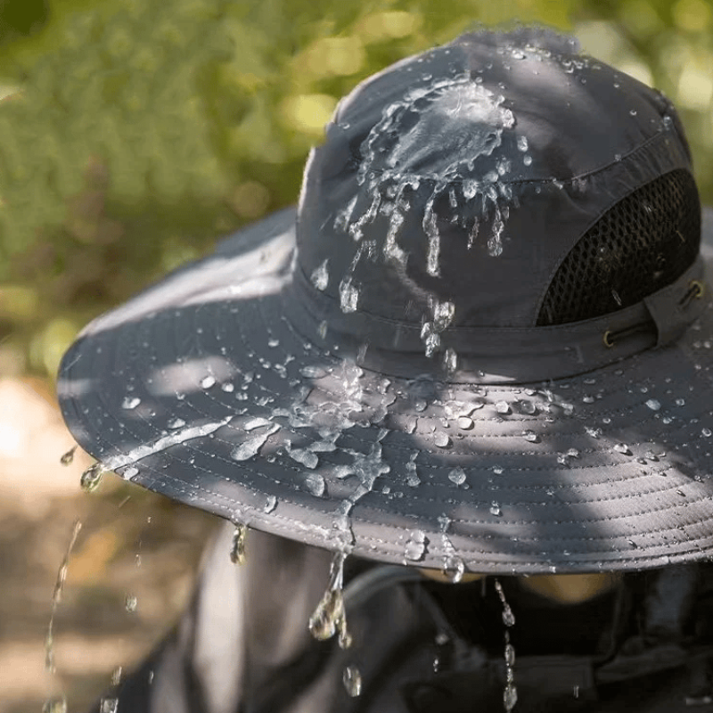 Klobúk so zabudovaným solárnym ventilátorom 