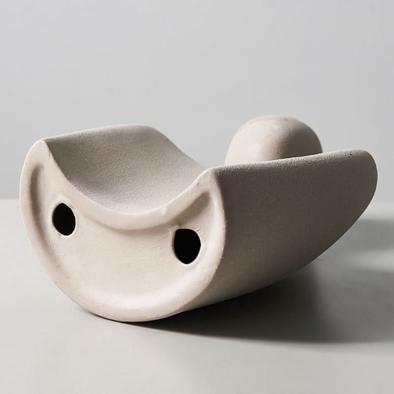 Moderne skulptur som symboliserer bånd og ømhet 