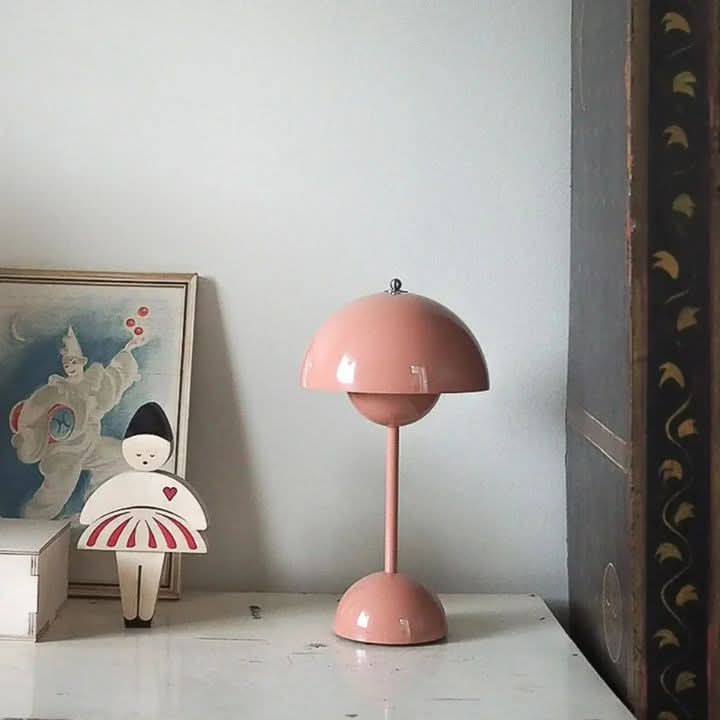 Moderná LED stolná lampa, bezdrôtová a stmievateľná 