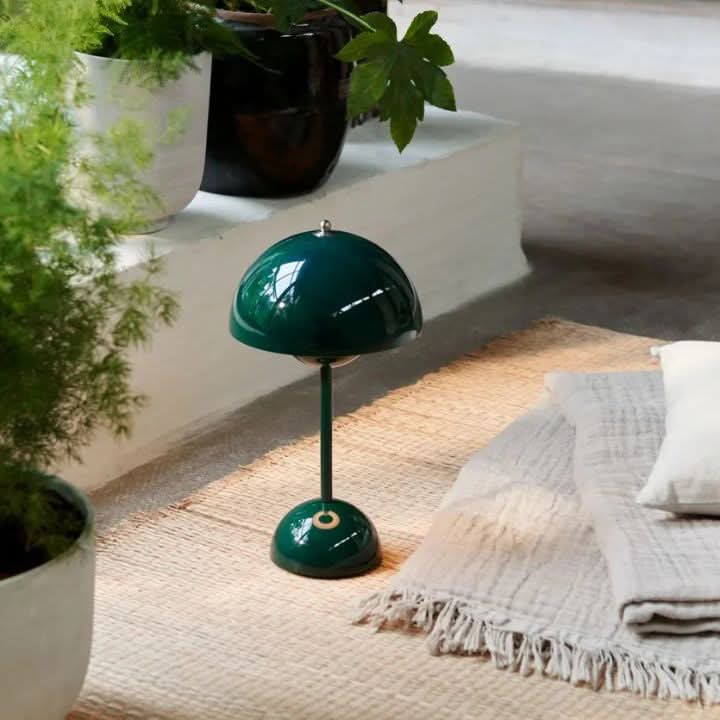 Moderná LED stolná lampa, bezdrôtová a stmievateľná 