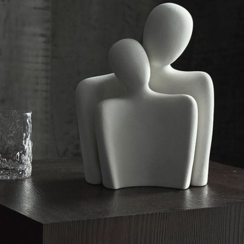 Moderne skulptur som symboliserer bånd og ømhet 